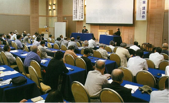 専門家による討議（イメージ写真、09年9月）